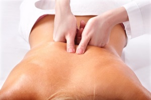 Как правильно делать лечебный массаж спины